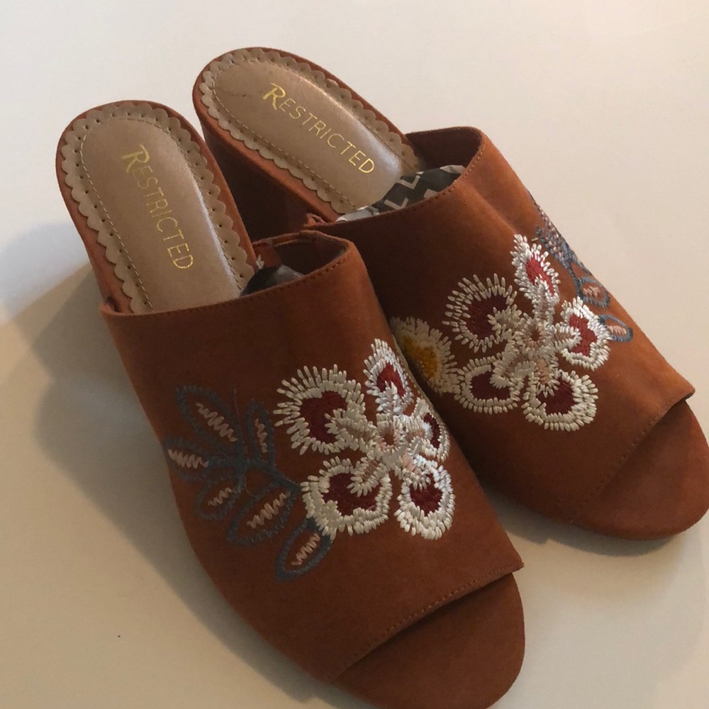 Restricted brand. Floral pattern mule with heel.
